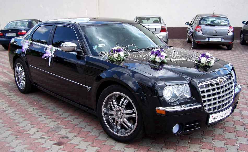 Chrysler 300C śnieznobiały i czarny na ślub i wesele