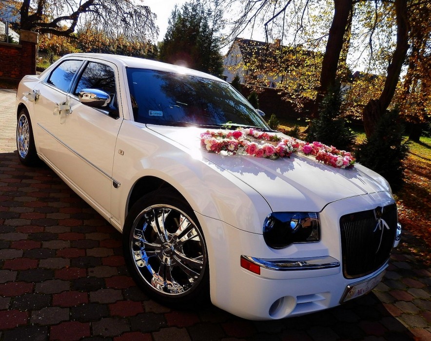 Chrysler 300C śnieznobiały i czarny na ślub i wesele