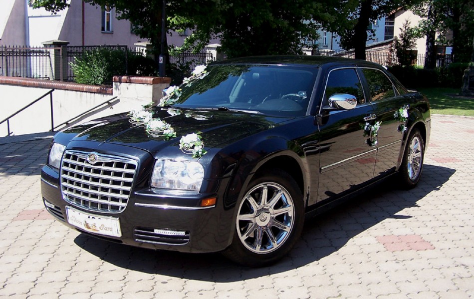Chrysler 300C śnieżnobiały i czarny Auto do ślubu