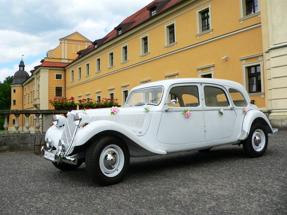 Biały Citroen Traction Avant idealne auto na ślub Auto