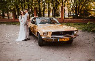 Ford Mustang złoty 1968