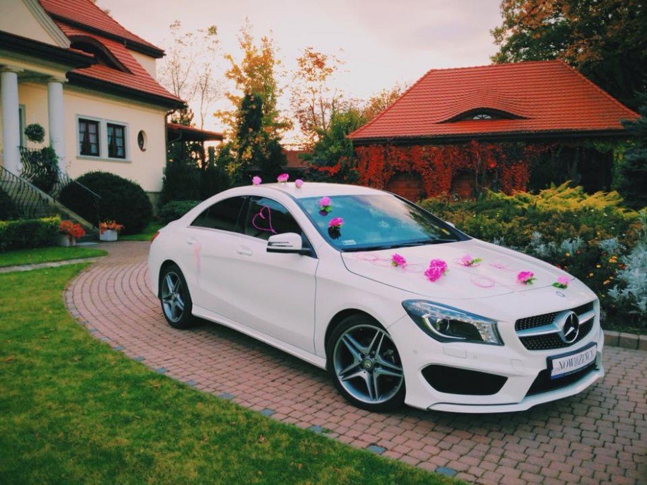 Piękny Nowy biały Mercedes CLA w pakiecie AMG do Ślubu