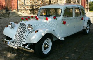 Biały Citroen Traction Avant - idealne auto na ślub