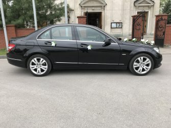 Czarny Mercedes C200 do ślubu Żabno