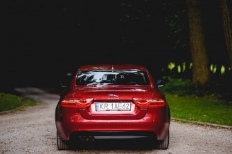 Auto na Ślub - Jaguar XE Czerwony  2.0 D Prestige salon Polska Kraków
