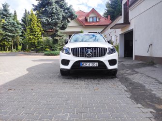 Biały Mercedes z czarnym dachem Grójec