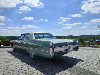 🇺🇸 Cadillac DeVille 1967 — ponad 5,7 metra amerykańskiego luksusu. Bochnia
