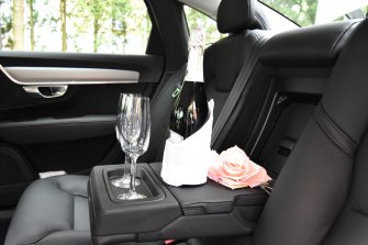 Volvo S90 - szampan, woda, biały parasol , ozdoby ze sztucznych kwiatów- w CENIE wynajmu Gdańsk