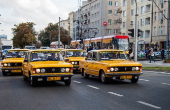 Retro zabytkowe Fiaty 125p, Fiaty 126p  i Autobusy Jelcz 043 Ogórek Warszawa
