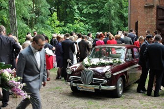 Wyjątkowy samochód zabytkowy na ten wyjątkowy dzień Poznań