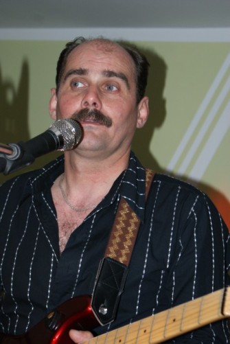 Robert - gitara i wokal Częstochowa
