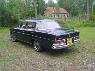 Zabytkowy Mercedes W111 z 1964 Halinów