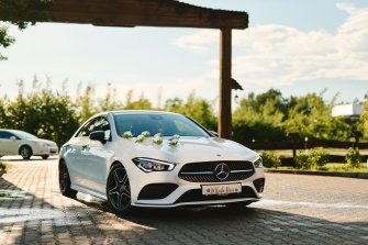 Nowoczesny Biały Mercedes CLA 2022 AMG z kierowcą do ślubu Łęczna