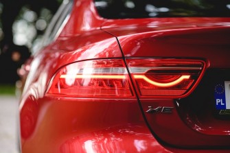 Auto na Ślub - Jaguar XE Czerwony  2.0 D Prestige salon Polska Kraków