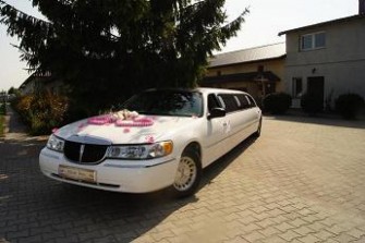 DO ŚLUBU LIMUZYNĄ LINCOLN TOWN CAR 9 METROWĄ BIAŁĄ Konin