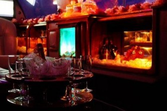 DO ŚLUBU LIMUZYNĄ LINCOLN TOWN CAR 9 METROWĄ BIAŁĄ Konin