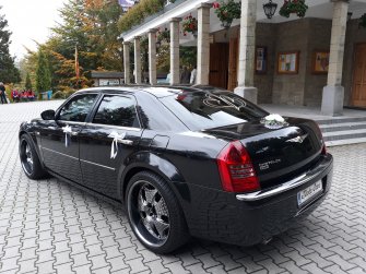 Auto do Ślubu Chrysler 300c czarna perła na 22 calowych felgach. Rybnik