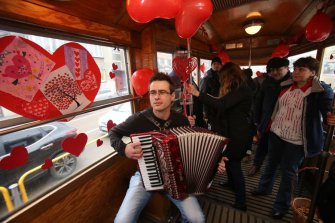 Three Men Walentynkowy koncert Piotra w tramwaju dla zakochanych Śląsk Małopolska