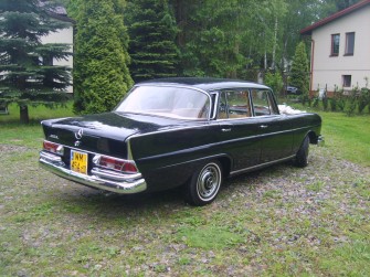 Zabytkowy Mercedes W111 z 1964 Halinów