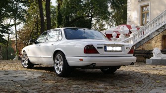 Jaguar XJR - śnieżnobiały kot, sport i elegancja Ostrowiec Świętokrzyski