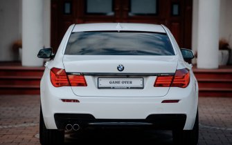 Do ślubu białym BMW serii 7 F01 w M-Pakiecie Łomża