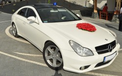 Samochód Auto Mercedes CLS biały do ślubu Wiśniowa