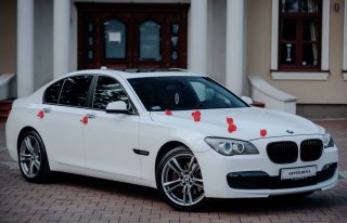Do ślubu białym BMW serii 7 F01 w M-Pakiecie Łomża