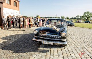 Piękny czarny klasyczny samochód na ślub Olsztyn