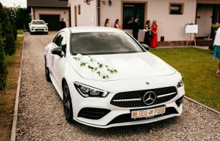 Nowoczesny Biały Mercedes CLA 2022 AMG z kierowcą do ślubu Łęczna